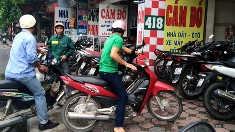 Nhiều tiệm cầm đồ không nhận cầm sổ đỏ vì thủ tục pháp lý phức tạp và rất khó quản lý 