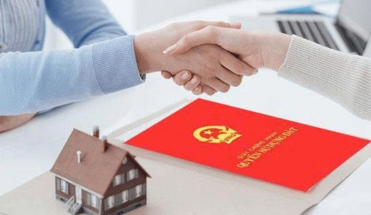 Đọc kỹ hợp đồng giúp người vay tránh những rủi ro khi cầm sổ đỏ
